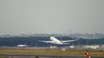 United Airlines Boeing 777 decolando