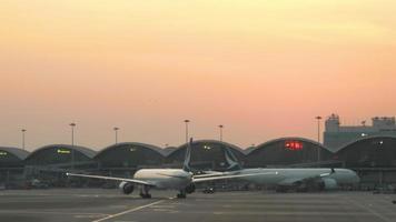 puesta de sol en el aeropuerto internacional chek lap kok de hong kong video