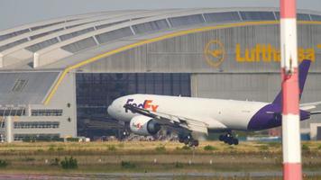 fedex boeing 777 airfreighter pousando em frankfurt video