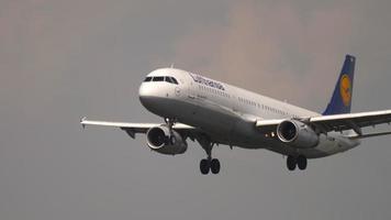 Lufthansa plane flies overhead video