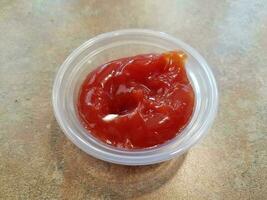 salsa de tomate en un recipiente de plástico foto