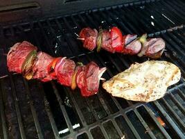 carne de res y pimienta en palo de madera en parrilla de barbacoa foto