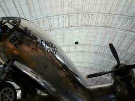 el avión gay enola en un hangar foto
