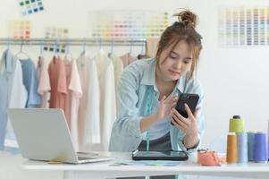 ropa de diseñador de mujer joven, espacio de trabajo de diseñador de ropa, accesorios de diseño de ropa. foto