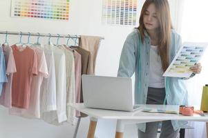 ropa de diseñador de mujer joven, espacio de trabajo de diseñador de ropa, accesorios de diseño de ropa. foto