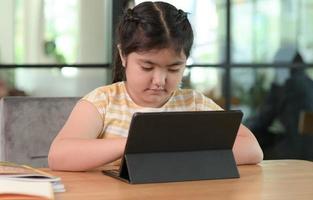 las chicas asiáticas están estudiando en tutoría, estudiando en línea en casa, las chicas están aburridas y cansadas de la tutoría. foto