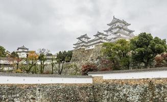 arquitectura antigua del castillo de himeji en la prefectura de hyogo, japón foto