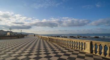 la terraza mascagni en livorno toscana iluminada por la luz de la mañana foto