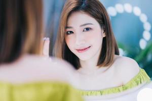 imagen de una joven asiática frente al espejo foto