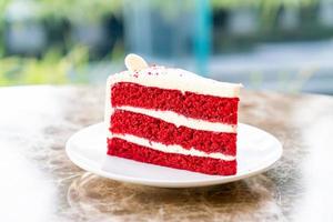 Pastel de terciopelo rojo en un plato foto