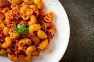 macarrones con salsa de tomate y carne de cerdo picada foto