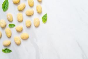 Pasta de ñoquis italianos tradicionales, sin cocer foto