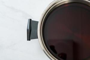 sopa negra en olla caliente para shabu o sukiyaki foto