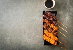 parrilla de pollo japonesa o yakitori servido al estilo izakaya foto