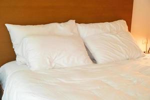 decoración de almohada blanca en la cama foto