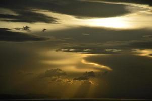 puesta de sol y nubes tormentosas foto