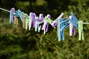 pinzas para la ropa afuera en el tendedero foto