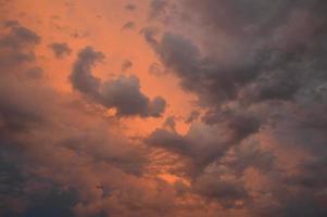 puesta de sol y nubes tormentosas foto