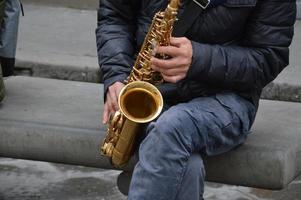 un músico callejero está tocando en la calle foto