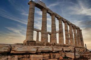 Grecia. cabo sounion - ruinas de un antiguo templo griego de poseidón antes del atardecer foto