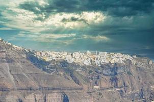 oia, vista de la ciudad de oia, isla de santorini, grecia foto