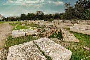 ruinas del templo de zeus cerca de la acrópolis en atenas, grecia foto