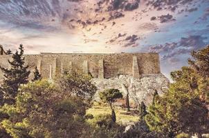 acrópolis de atenas con el templo del partenón sobre fondo de cielo azul brillante foto