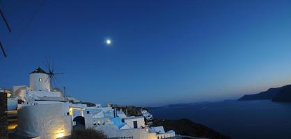 hermoso pueblo oia en santorini cyclades, por la noche foto