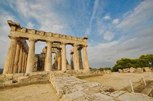 el templo de aphaia dedicado a la diosa aphaia en la isla griega de aigina foto
