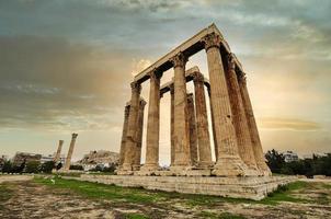 ruinas del templo de zeus cerca de la acrópolis en atenas, grecia foto