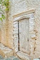 puerta vieja en la isla de chora folegandros foto