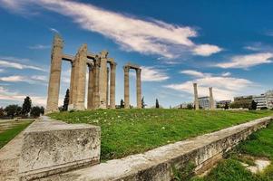 templo del zeus olímpico y la acrópolis en atenas, grecia foto