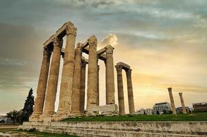 templo de zeus olímpico y colina de la acrópolis, atenas, grecia foto