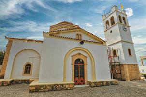 iglesia taxiarchis en aegina, grecia foto
