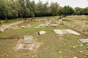 fotografía de las ruinas del templo de zeus en atenas grecia foto