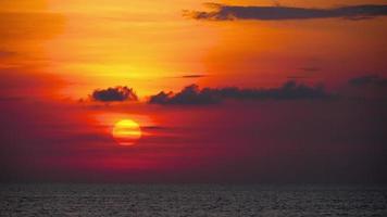 pôr do sol vermelho sobre o oceano video