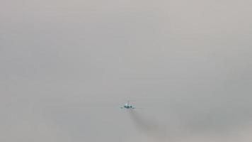 jetflygplan som klättrar upp i luften video