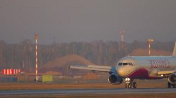 avião asas vermelhas pousando, amanhecer video