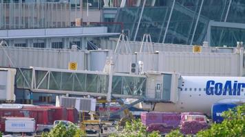 passagers montant à bord de l'avion de ligne par le pont à réaction video