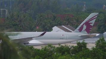 qatar airways en el aeropuerto de phuket video