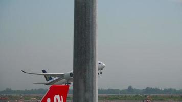 avión de fuselaje ancho partiendo video