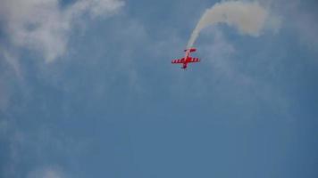 World champion performs aerobatics video