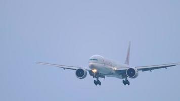 qatar avión vuela al amanecer video