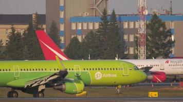 S7 Airlines avión Airbus A320 de rodadura en el aeropuerto de tolmachevo video