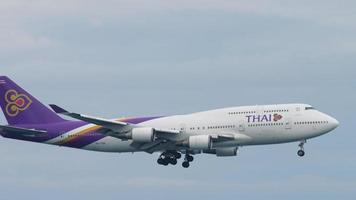 Thai Airways Boeing 747 approaching over ocean video