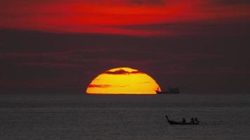 paisaje al atardecer en phuket video