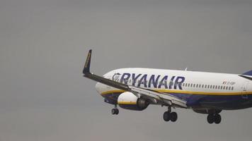 Ryanair jet plane flying video