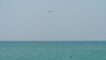 avião se aproximando sobre o oceano video