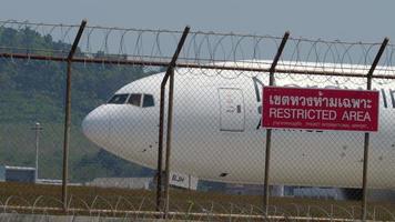 flugzeug dreht vor dem abflug die landebahn video