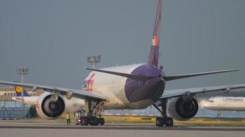 boeing 777 fedex no aeródromo video